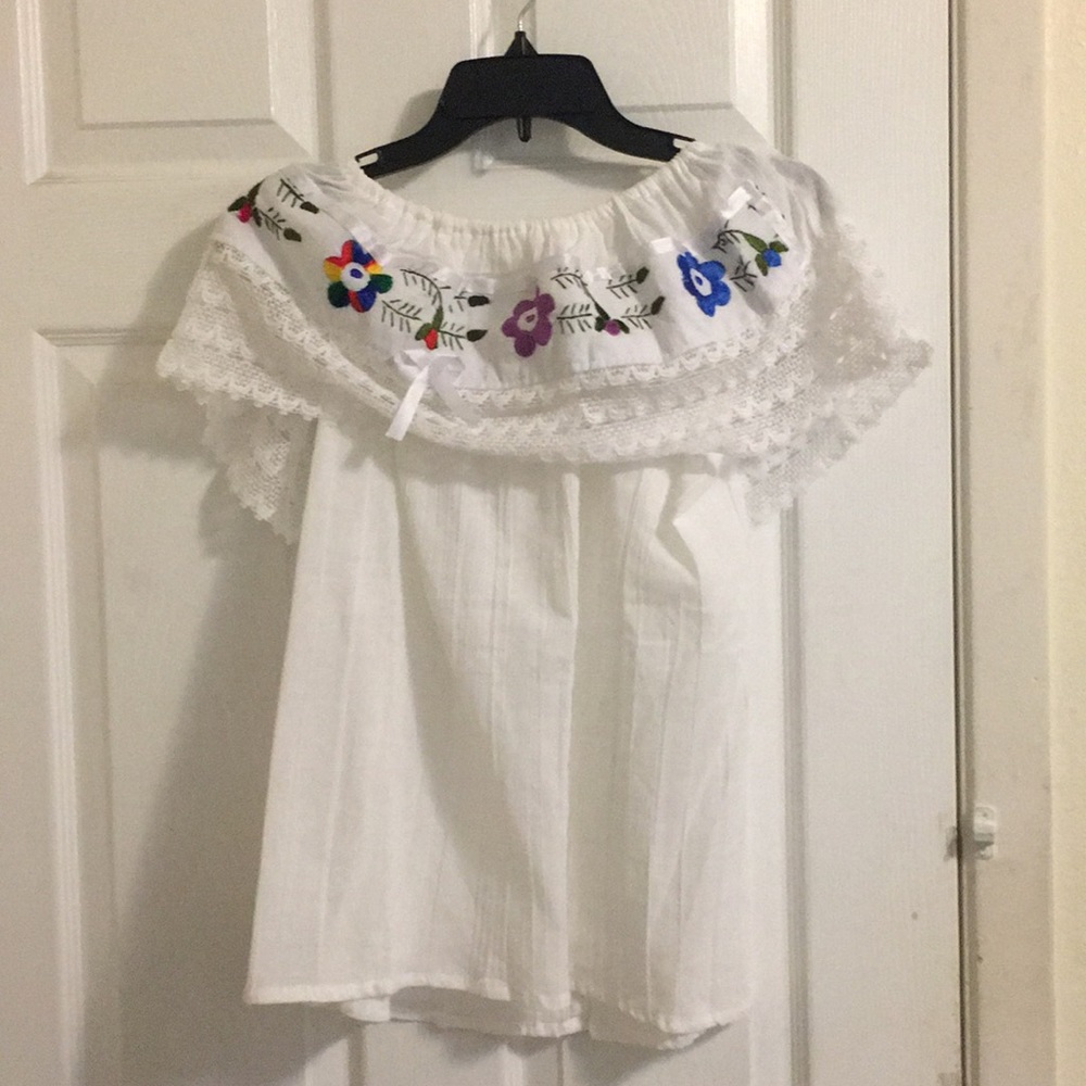 🔵🔵🔵Off the shoulder Mexican- style top